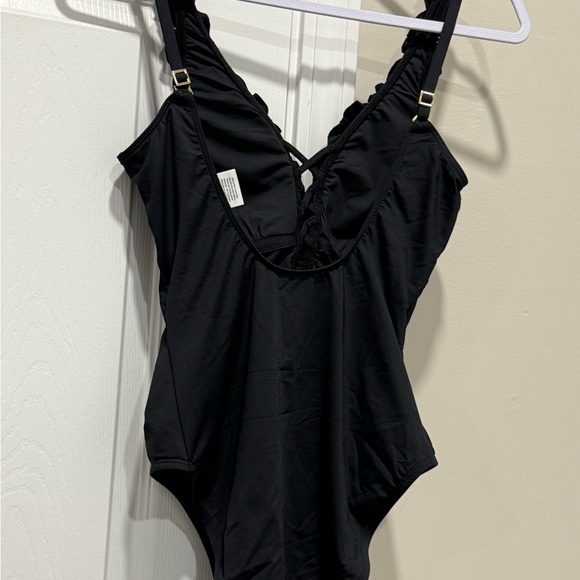 LA BLANCA Island Goddess Ruffled V-Plunge One Piece - Black
$137.00 Sz 8 - Picture 4 of 8
